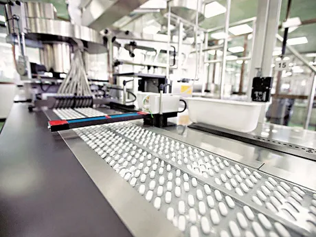 Linie de producție pentru medicamente, evidențiind tehnologia avansată utilizată.