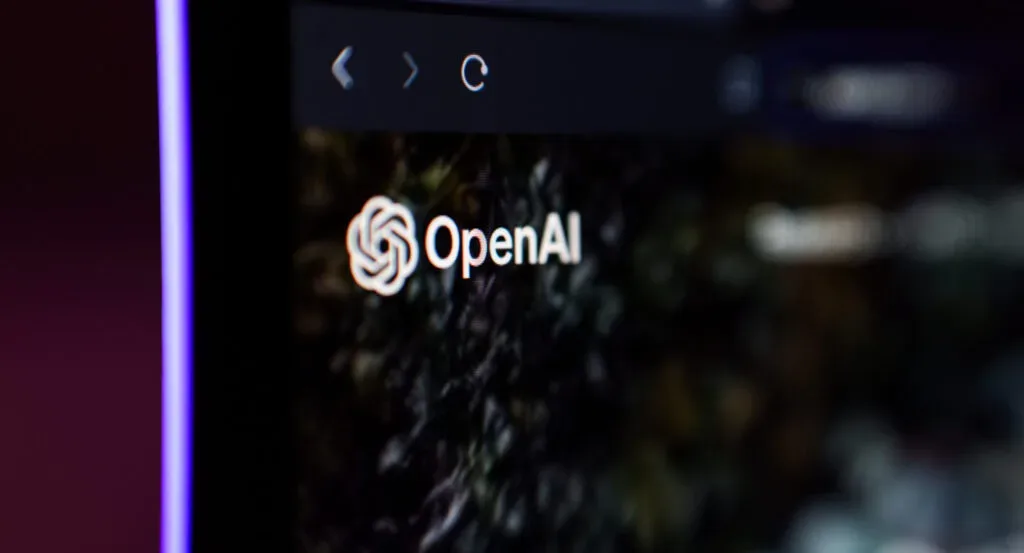 Logo OpenAI pe un ecran, simbolizând inovația în securitate cibernetică.