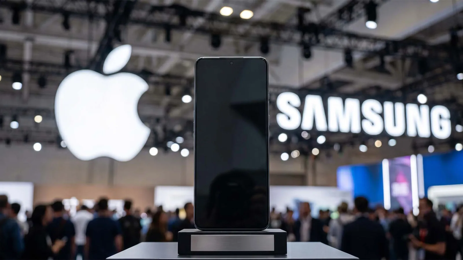 Un telefon mobil expus la un târg de tehnologie, cu logo-uri Apple și Samsung în fundal.