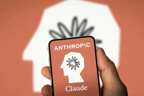 Logo-ul Anthropic pe un telefon mobil, simbolizând inovația în AI.