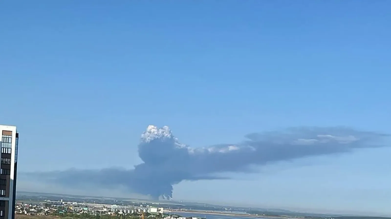 Fum gros se ridică deasupra orașului Nijnekamsk după atacul cu drone.