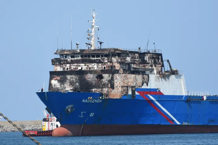 Nava comercială afectată de atacuri în Marea Neagră, cu daune vizibile.