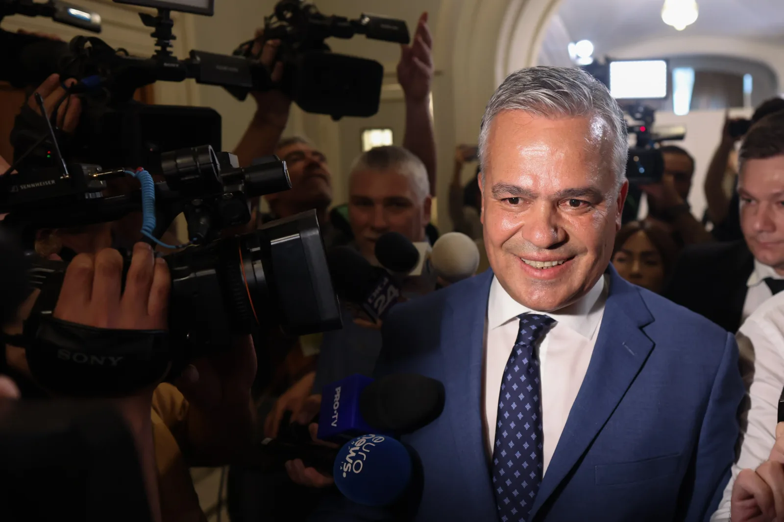 Adrian Veștea vorbește în fața presei despre retragerea sa din cursa PNL.