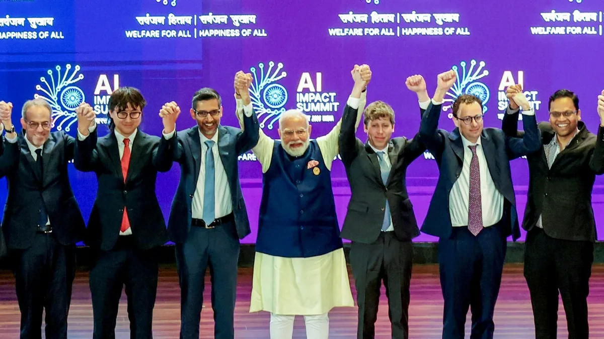 Sam Altman și Dario Amodei salută cu pumnii la summitul AI din Delhi.