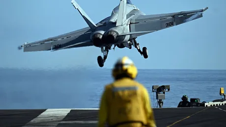 Avion de luptă american decolând de pe un portavion în marea din apropierea Iranului.