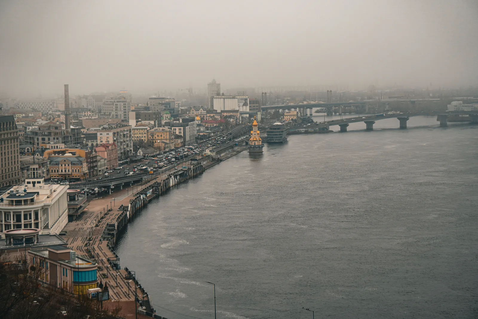 Vedere panoramică a podurilor din Kiev peste fluviul Nipru, în condiții de ceață.