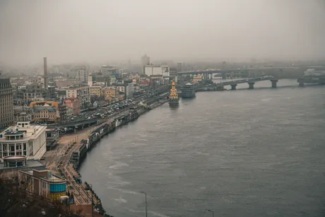 Vedere panoramică a podurilor din Kiev peste fluviul Nipru, în condiții de ceață.