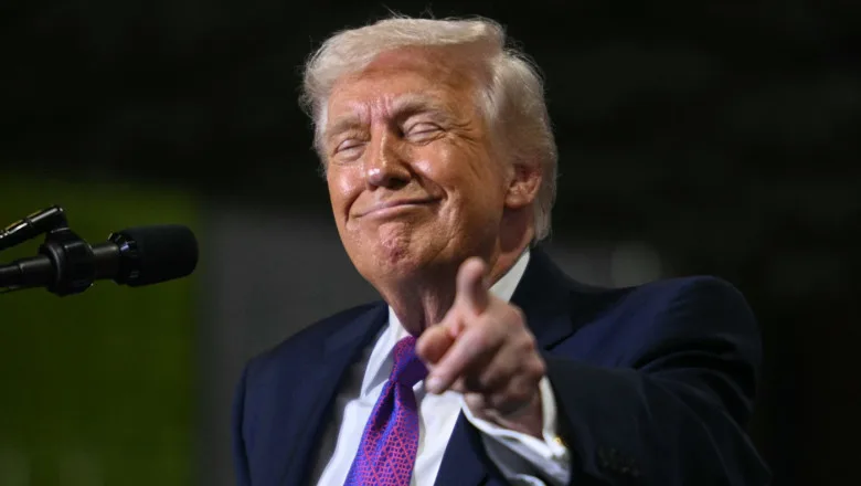 Donald Trump zâmbind și gesticulând într-un cadru informal.