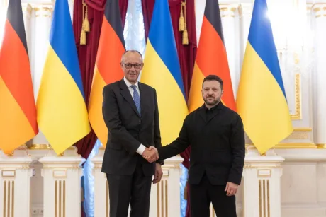 Friedrich Merz și președintele Ucrainei la anunțul ajutoarelor financiare.
