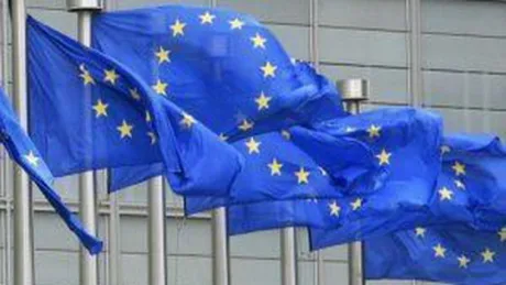 Steaguri ale Uniunii Europene fluturând în vânt, simbolizând solidaritatea între statele membre.