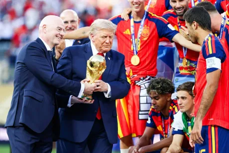 Donald Trump la ceremonia de premiere a Cupei Mondiale 2026 alături de jucătorii Spaniei.