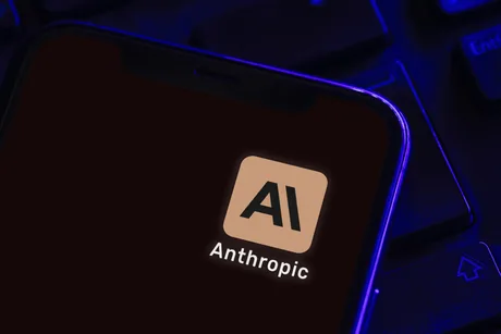 Logo Anthropic pe un ecran de telefon, evidențiind tehnologia AI.