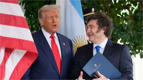 Javier Milei și Donald Trump discutând despre sancțiuni petroliere în contextul Insulelor Falkland.