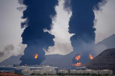 Fum și flăcări de la o instalație industrială în Iran.