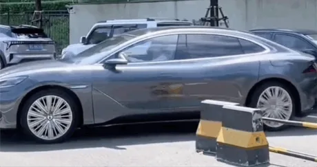 Sedan electric BYD executând o manevră de întoarcere pe loc într-un spațiu restrâns.