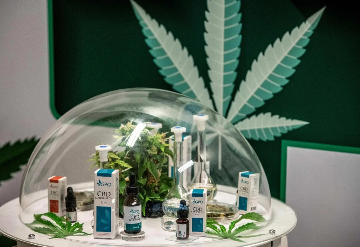 Produse din cannabis medical expuse într-o farmacie autorizată din Ucraina.