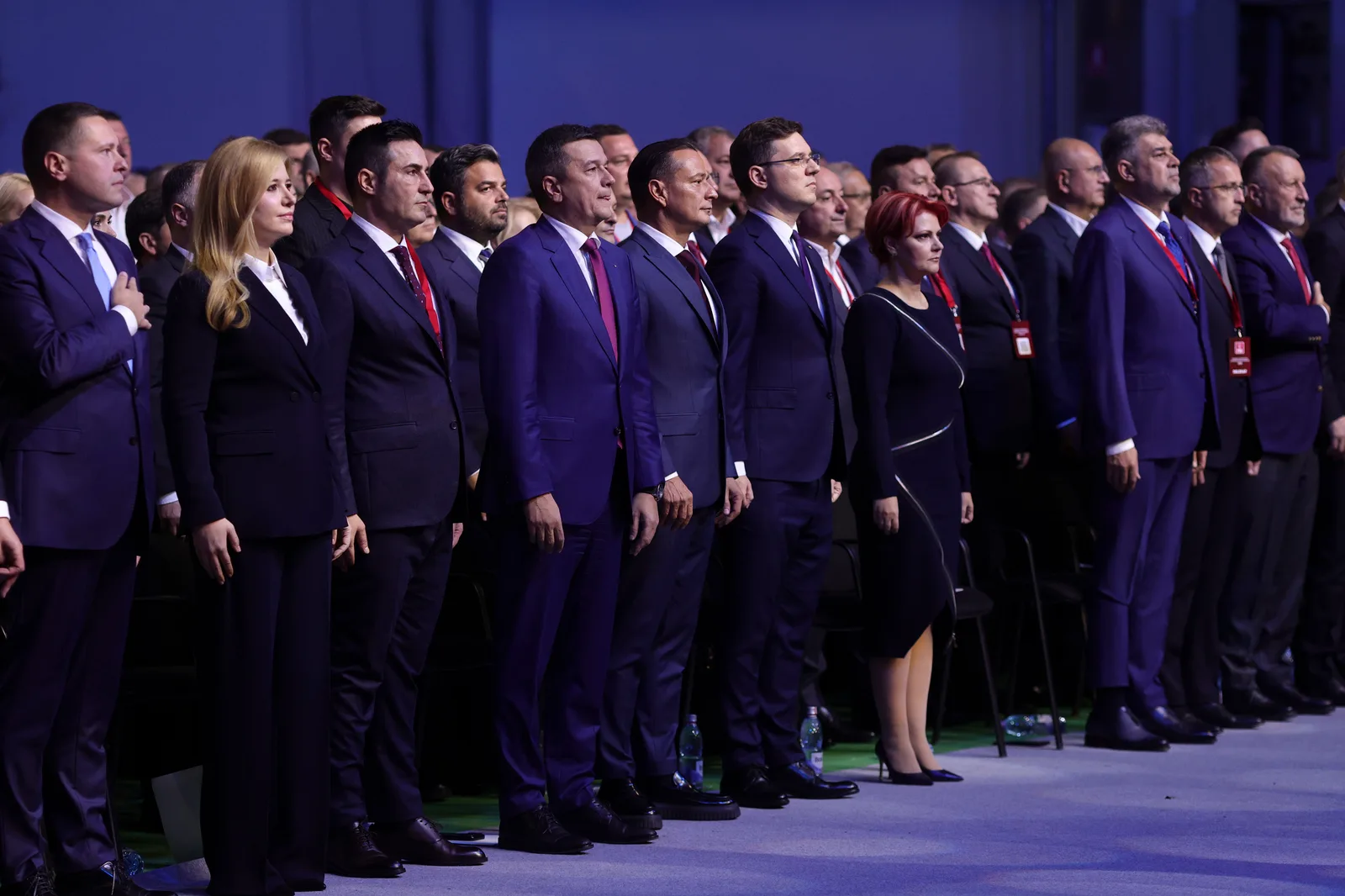 Reuniune PSD la Sinaia, cu lideri politici în rânduri, discutând strategii de guvernare.