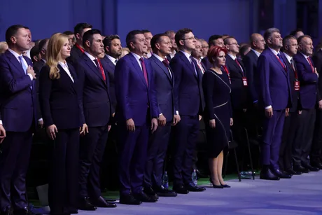 Reuniune PSD la Sinaia, cu lideri politici în rânduri, discutând strategii de guvernare.