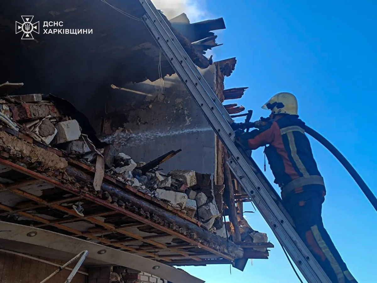 Intervenție a pompierilor la o clădire avariată în urma atacurilor aeriene.