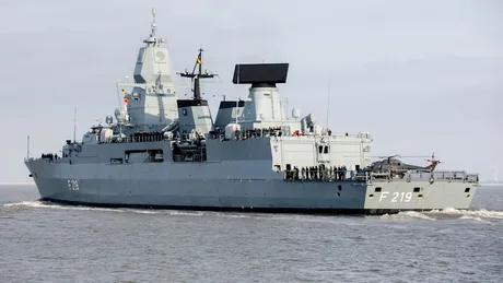 Fregata germană Sachsen navigând pe mare, simbol al colaborării NATO.