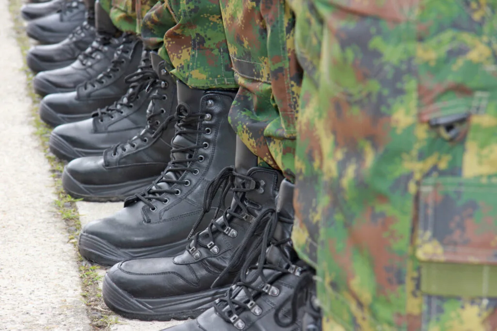Soldați în uniformă, pregătiți pentru activități de apărare națională.