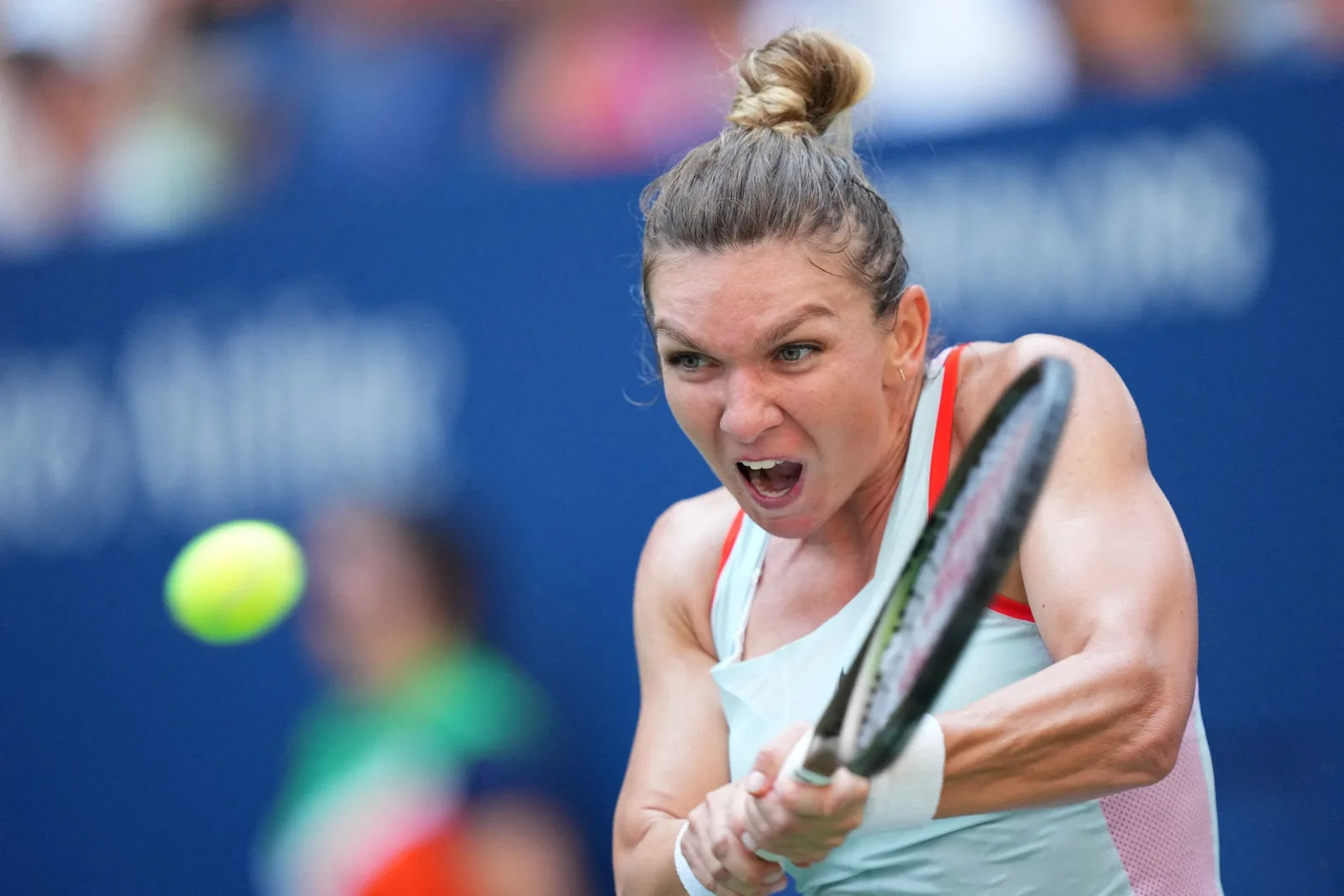 Simona Halep în timpul unui meci, arătând determinare și pasiune.