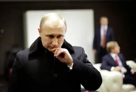 Vladimir Putin reflectând asupra situației economice din Rusia.