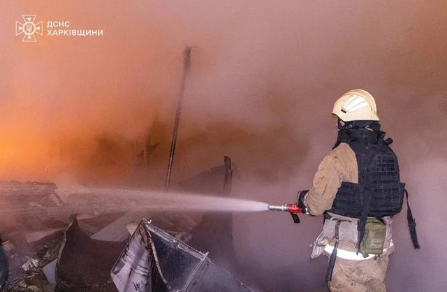 Pompier stingând un incendiu provocat de atacuri în Ucraina.