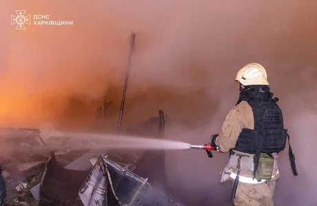 Pompier stingând un incendiu provocat de atacuri în Ucraina.