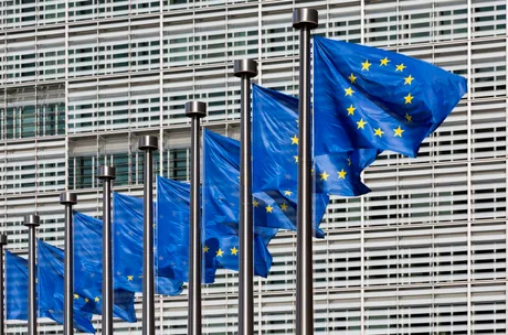 Steaguri ale Uniunii Europene fluturând în fața clădirii Comisiei Europene.