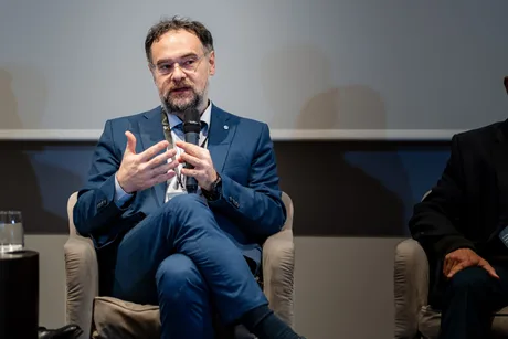 Adrian Codirlaşu discutând despre riscurile economice ale României.