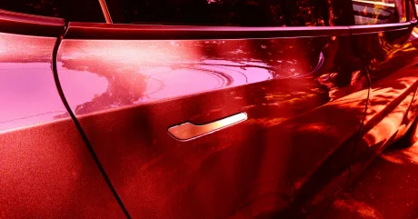 Detaliu al mânerele portierei unui vehicul electric Tesla.