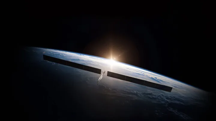 Viziune artistică a unui satelit în orbită, cu Soarele răsărind în fundal.