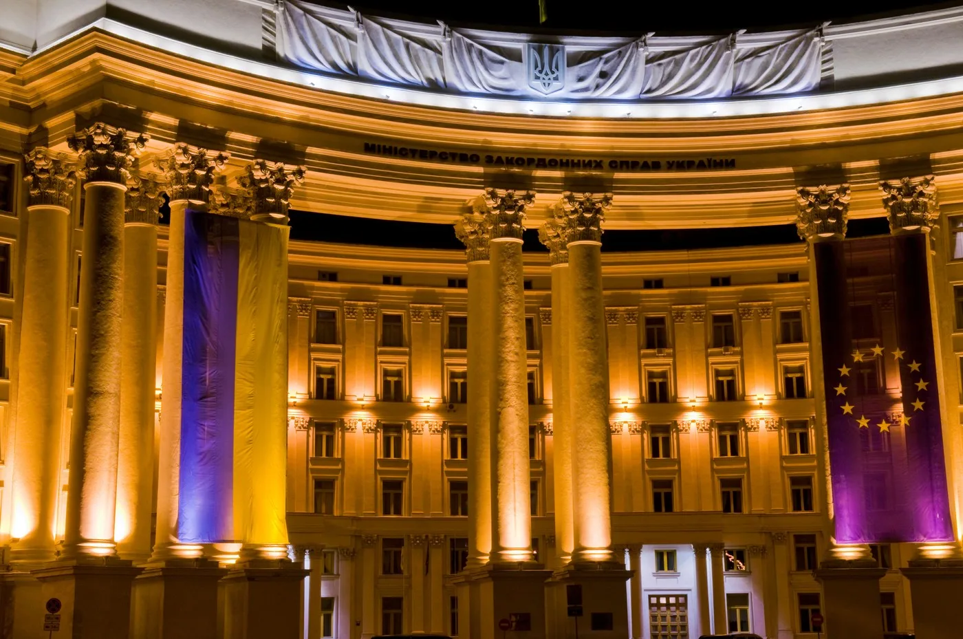 Clădirea Ministerului Afacerilor Externe din Ucraina iluminată noaptea.