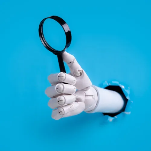 O mână robotică ține o lupă, simbolizând căutarea informațiilor.