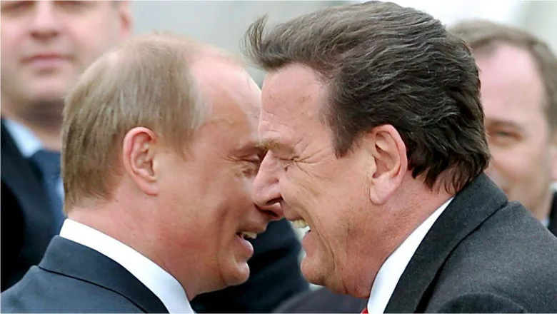 Gerhard Schröder și Vladimir Putin interacționând într-un cadru informal.