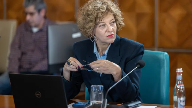 Vicepremierul discută despre transparența companiilor de stat și beneficiile listării la bursă.