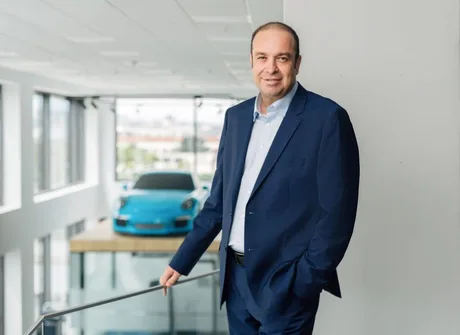 Marius Mihailovici, CEO Porsche Engineering România, într-un birou modern.
