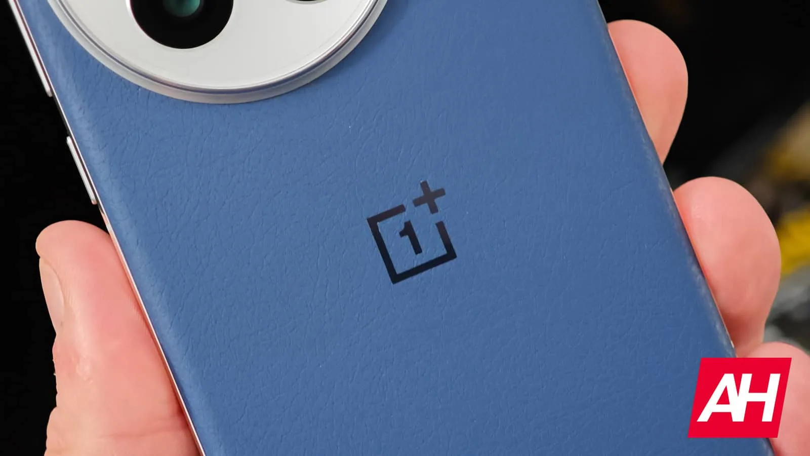 Logo OnePlus pe un telefon cu carcasă albastră, detaliu elegant și modern.