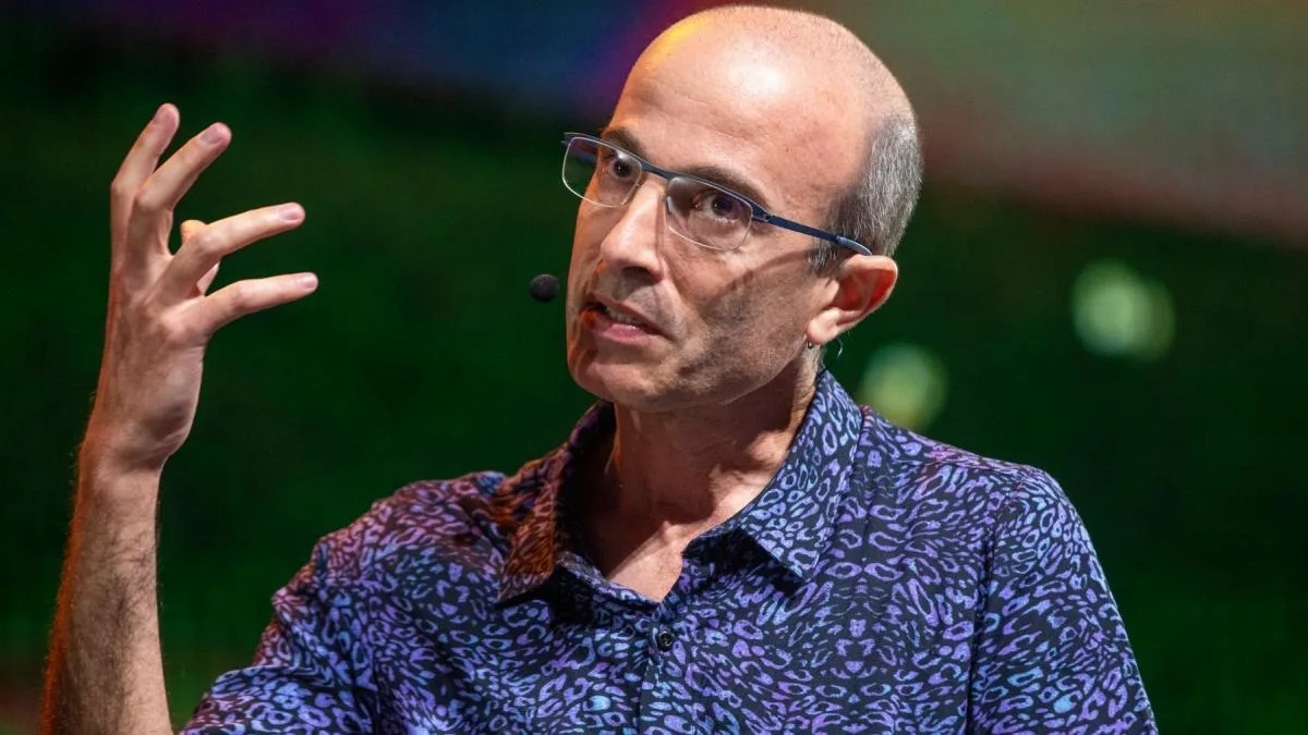Yuval Harari discută despre impactul AI asupra locurilor de muncă în viitor.