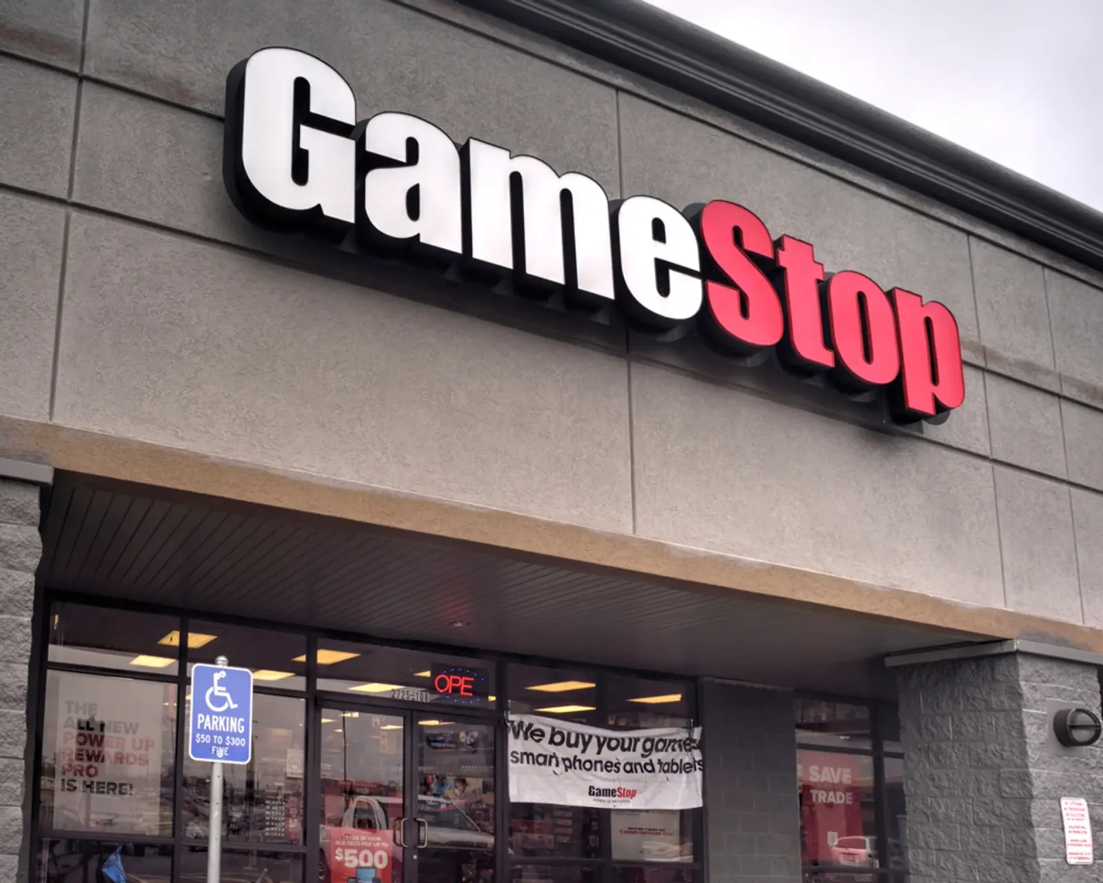 Magazin GameStop cu logo vizibil și ușă de intrare.