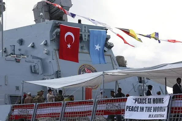 Bază navală turcă în Somalia, cu steaguri și un banner de pace.
