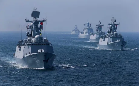 Nave chinezești desfășurate în Marea Chinei de Sud, ridicând tensiuni regionale.