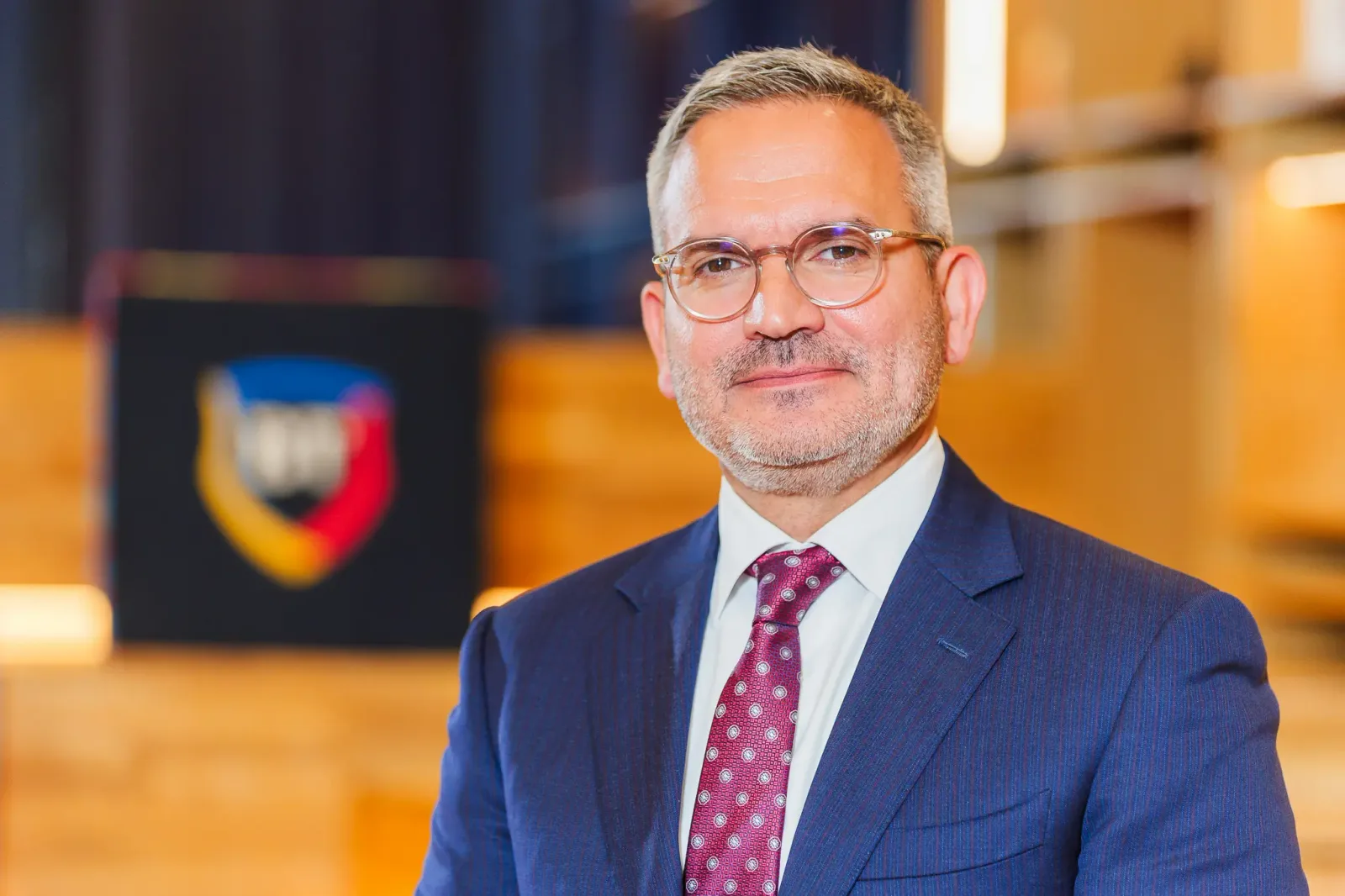 Ömer Tetik discută despre importanța educației financiare pentru clienți.