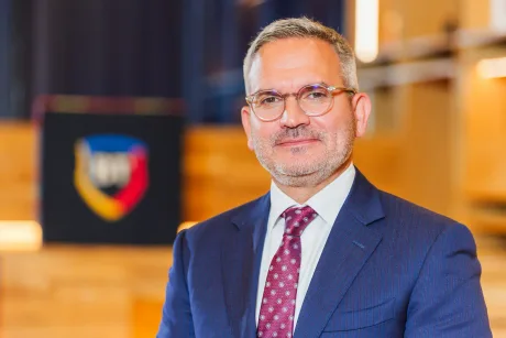 Ömer Tetik discută despre importanța educației financiare pentru clienți.