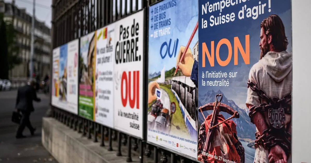 Pliante electorale pe un panou, promovând neutralitatea Elveției.