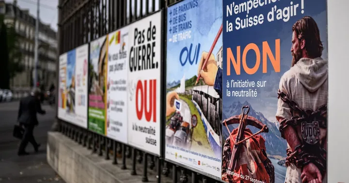 Pliante electorale pe un panou, promovând neutralitatea Elveției.