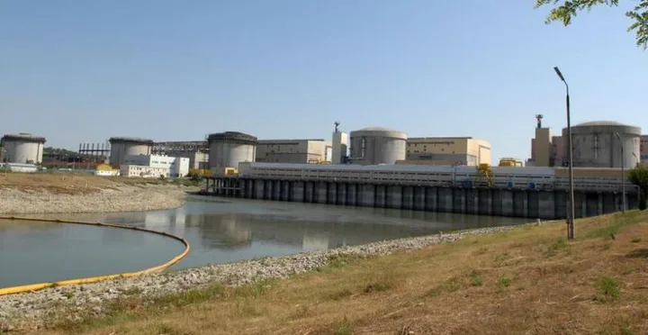 Centrala nucleară de la Cernavodă, cu unitățile de producție vizibile.