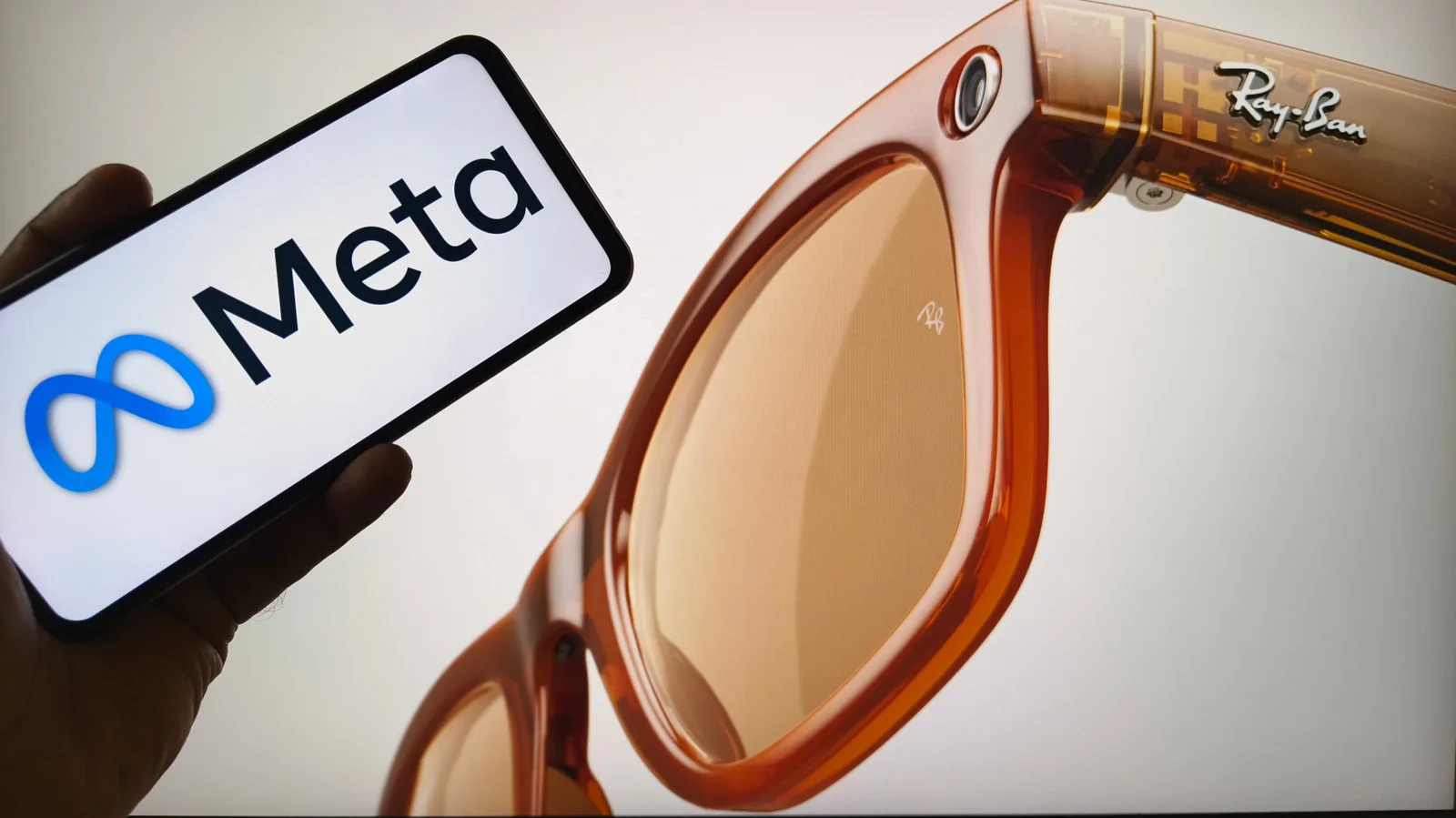 Ochelari Ray-Ban Meta cu logo Meta, evidențiind tehnologia de confidențialitate.