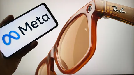Ochelari Ray-Ban Meta cu logo Meta, evidențiind tehnologia de confidențialitate.